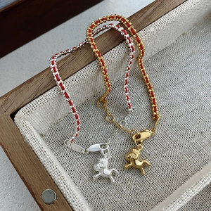 Bracelet S925 en argent sterling avec cordon rouge et breloque cheval or et argent
