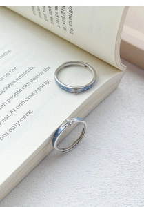 Détail de bagues de couple en argent S999 avec émail bleu et motif d'étoile