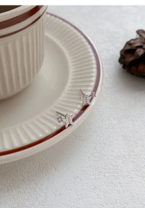 Detail von S999 Silber Lebkuchenmann Ohrsteckern mit rosa Edelstein auf Keramiktasse