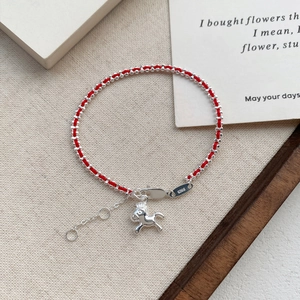 Bracelet fait main en argent S925 et cordon rouge avec un charmant pendentif cheval