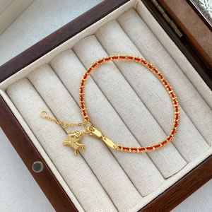 Bracelet cordon rouge en argent S925 avec pendentif cheval et perles dorées en coffret