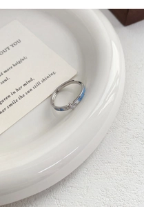 Détail de la bague en argent S999 avec émail bleu et zircon au centre de l'étoile
