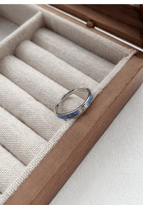 Détail d'une bague en argent S925 avec motif étoile et émail dégradé bleu