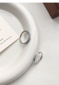 Détail des bagues en argent S925 avec émail bleu étoilé et décorations en zircone