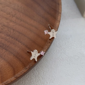 S999 Feinsilber Süße Lebkuchenmann Ohrstecker Mit Rosa Zirkonia Cartoon Ausdruck Festlich Schmuck Für Damen Mädchen Geschenk