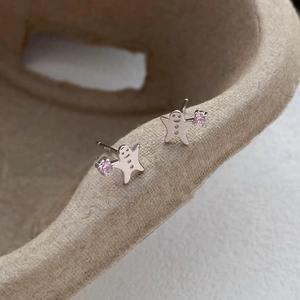 Süße Lebkuchenmann-Ohrstecker aus S999 Sterlingsilber mit rosa Zirkonia-Steinen