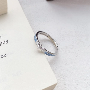 Bague ouverte en argent S999 avec étoile en émail bleu clair et zircon sur livre