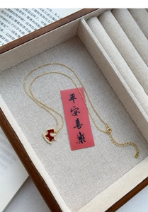 Vue détaillée du pendentif cheval à bascule en argent S925 avec émail rouge et zircons