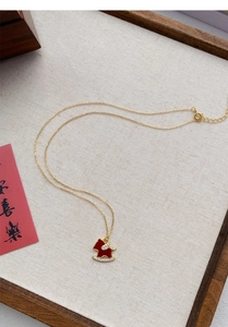 Détail du pendentif pégase en émail rouge sur chaîne en argent S925 dorée et zircon