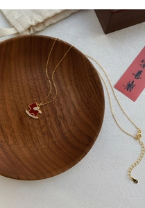Détail du collier en argent S925 doré avec un pendentif cheval ailé en émail rouge