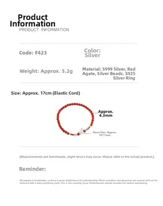 Dettaglio charm cavallo in argento S999 e perle di agata rossa da 4,3mm su bracciale