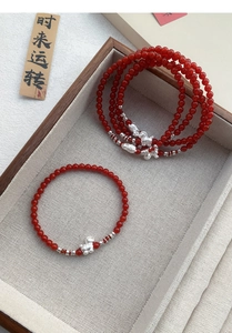 Dettaglio del ciondolo Pixiu in argento S999 e perle di agata rossa del bracciale
