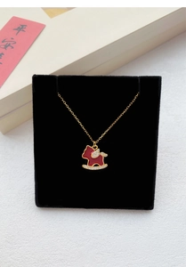 Détail du collier en argent S925 doré avec pendentif cheval émaillé rouge et cristaux