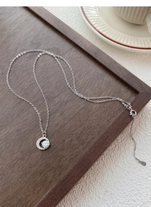 Dettaglio del ciondolo a mezzaluna in argento S925 con scintillanti pietre di zirconia