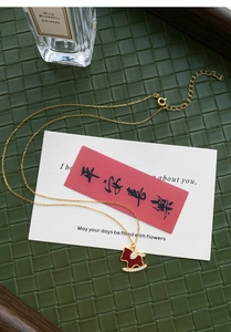 Détail du pendentif cheval en émail rouge argent S925 avec des zircons étincelants