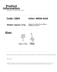 Vue détaillée de boucles d'oreilles licorne en argent S925 avec nacre blanche fine