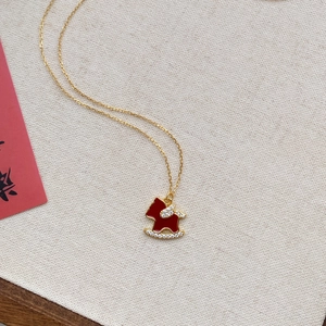 Collier en argent S925 doré avec pendentif cheval à bascule en émail rouge et cristaux