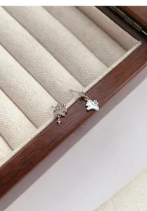 Vue détaillée des boucles d'oreilles licorne en argent S925 avec nacre blanche incrustée