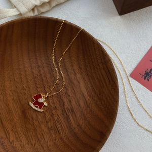 Exquis collier doré en argent S925 avec pendentif cheval à bascule rouge et diamants