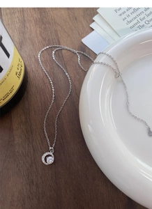 Dettaglio del marchio S925 sulla collana a mezzaluna con pendente in zircone