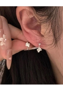 Vue détaillée des boucles d'oreilles papillon en argent S925 avec glands en zircon sur l'oreille