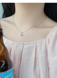 Dettaglio di una collana con pendente in zirconia cubica su una sottile catena d'argento