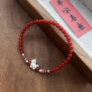 Bracciale in argento S999 con perline di agata rossa e ciondoli portafortuna