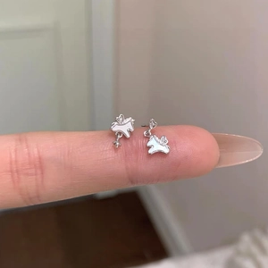 Boucles d'oreilles licorne en argent S925 avec émail blanc et zircon cubique coeur