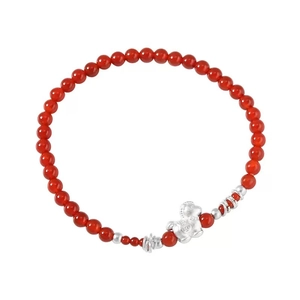 Bracciale di perle di agata rossa con ciondolo a cavallo in argento S999 su bianco