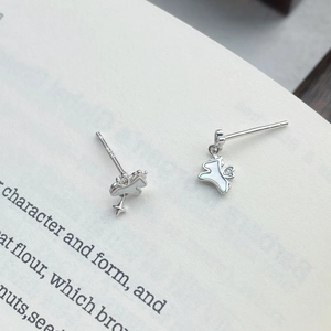 Boucles d'oreilles licorne asymétriques en argent S925 avec nacre blanche incrustée