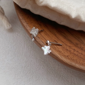 Boucles d'oreilles licorne asymétriques en argent S925 avec nacre blanche et zircons