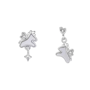 Boucles d'oreilles licorne asymétriques en argent S925 avec ailes en nacre et cristaux