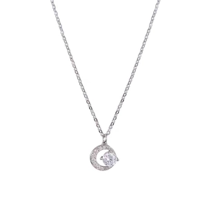 Collana a Mezzaluna in Argento S999 con Pendente in Zircone su Sfondo Bianco