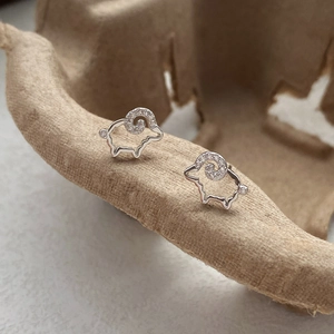 Orecchini a Bottone a Forma di Pecora in Argento Sterling 925 Dolce Design Animale Traforato Con Zirconia Gioielli Donna