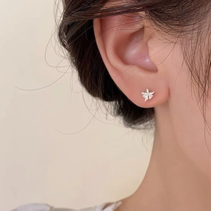 Orecchino a perno orchidea minimalista in argento sterling S999 per uno stile elegante