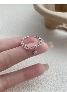 Détail de la bague chaîne en argent S925 avec un pendentif étoile en zircon brillant