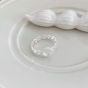 Elegante anello aperto in argento sterling 925 con pietra di luna lucente e bordo perlato