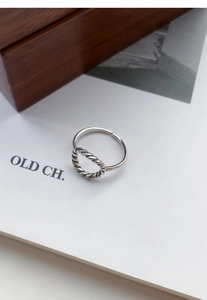Détail de bague tressée creuse en argent S925 avec anneau réglable au design minimaliste