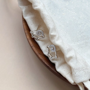 Simpatici orecchini a lobo a pecora in argento S925 con design cavo e zirconi brillanti