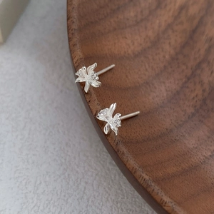 Eleganti orecchini a lobo orchidea in argento sterling S999 con un piccolo diamante