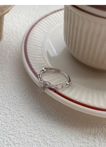 Détail macro d'une bague chaîne en argent S925 avec pendentif étoile et cristaux