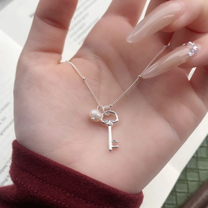 Elegant S925 sterling silver key necklace with freshwater pearl pendant for women