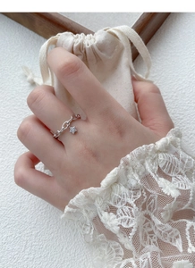 Détail de la bague chaîne en argent S925 avec breloque étoile scintillante en zircon
