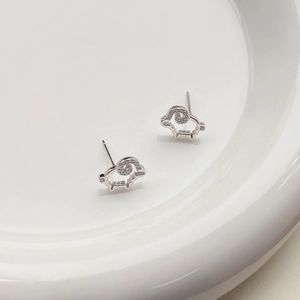 Orecchini a perno a pecora in argento S925 con design cavo e zirconi su vassoio ceramico