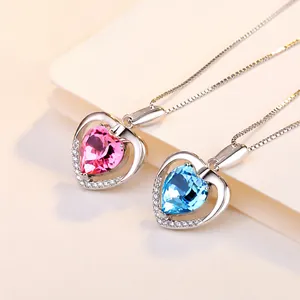Dettaglio di collane in argento S925 con pietre a cuore rosa e blu e piccoli diamanti