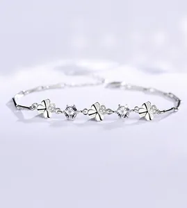 Détail macro du bracelet trèfle en argent avec feuilles en cœur et pierres de zircone
