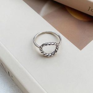 Bague ajustable minimaliste en argent sterling S925 avec un cercle ajouré au motif torsadé
