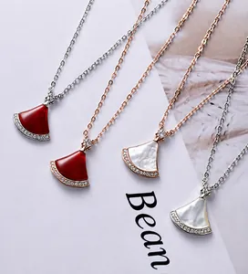 Detalle de cuatro collares con colgante de abanico en plata y oro rosa con circonitas