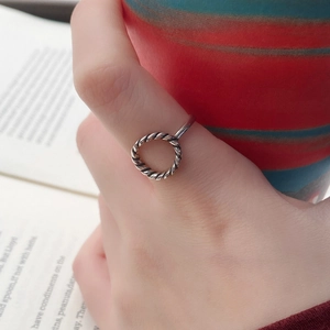 Bague torsadée en argent sterling S925 style rétro dans un décor de vie décontracté
