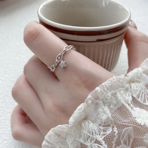 Bague chaîne en argent sterling S925 avec pendentif étoile et zircon portée à la main